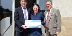 Juana Mora, Gerent de Juan Mora, recoeix el distintiu de mans d'Andreu Vecina i Miguel Martinez